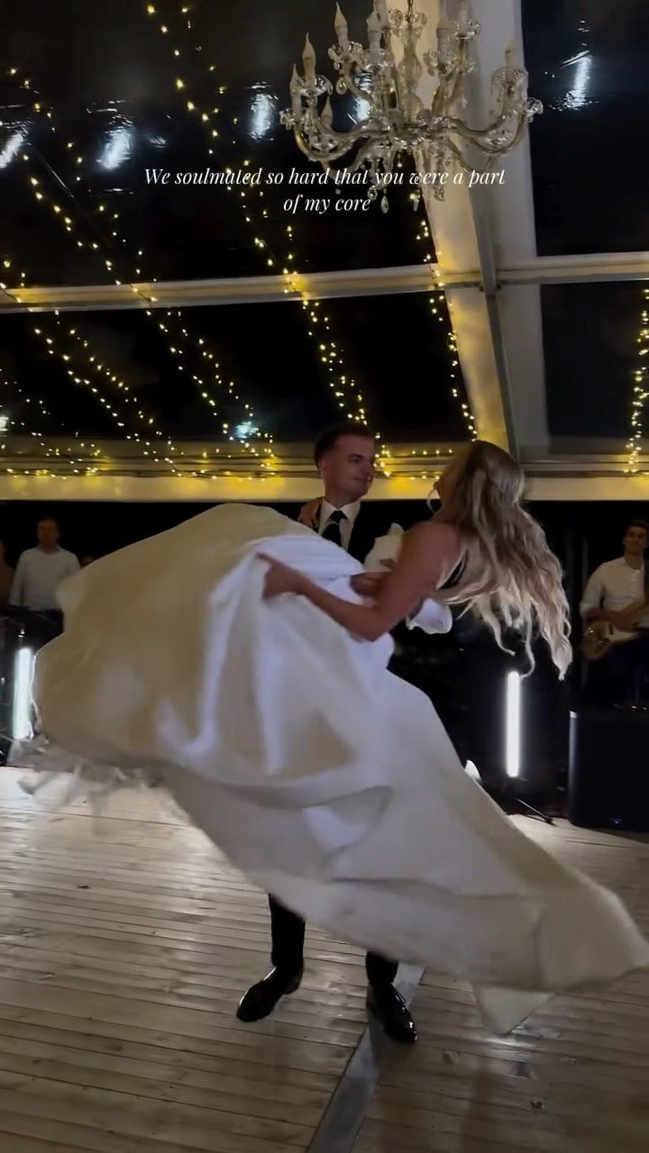 Mladoporočenca med prvim plesom