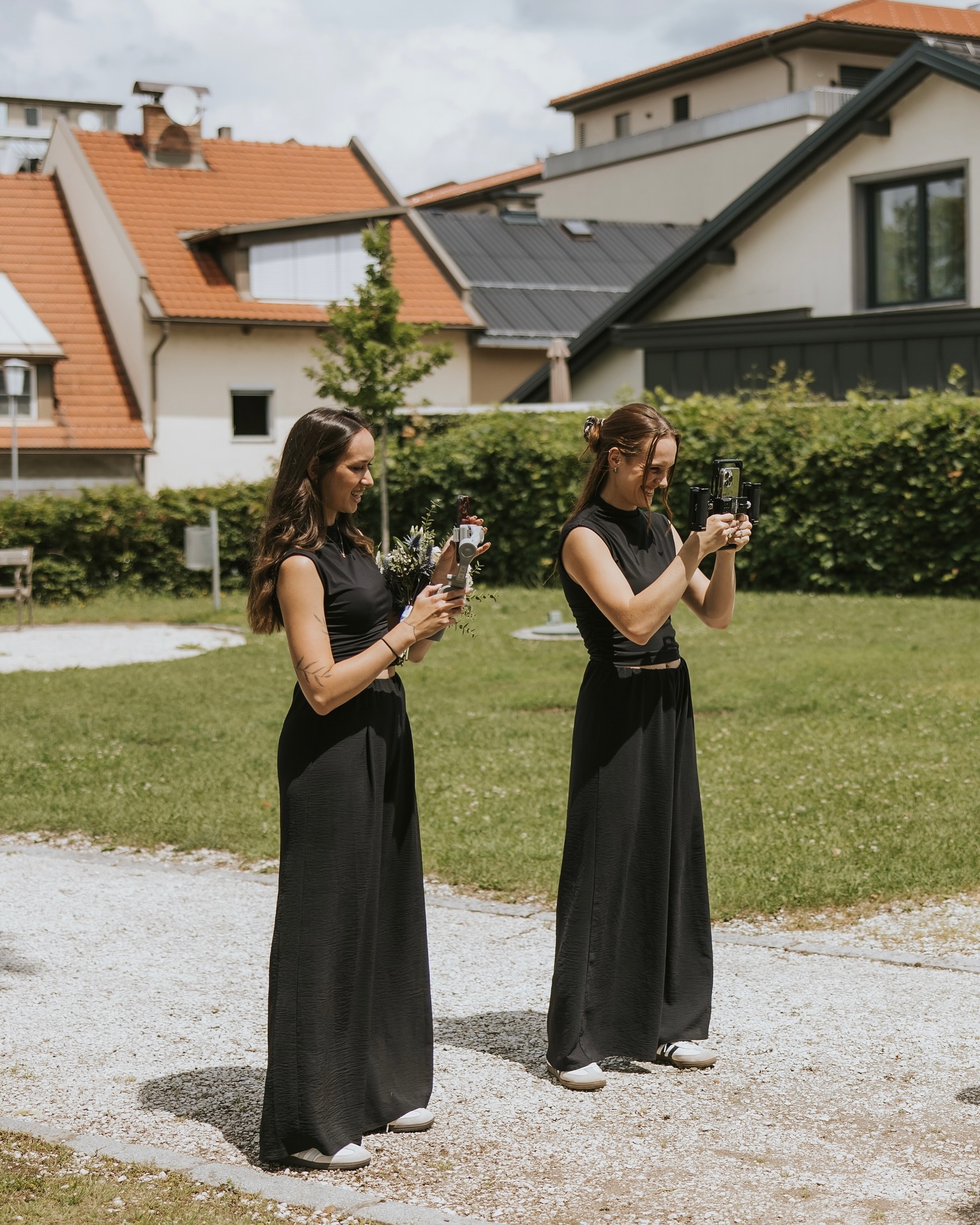 Sara in Eva med snemanjem s telefonoma na stabilizatorjih